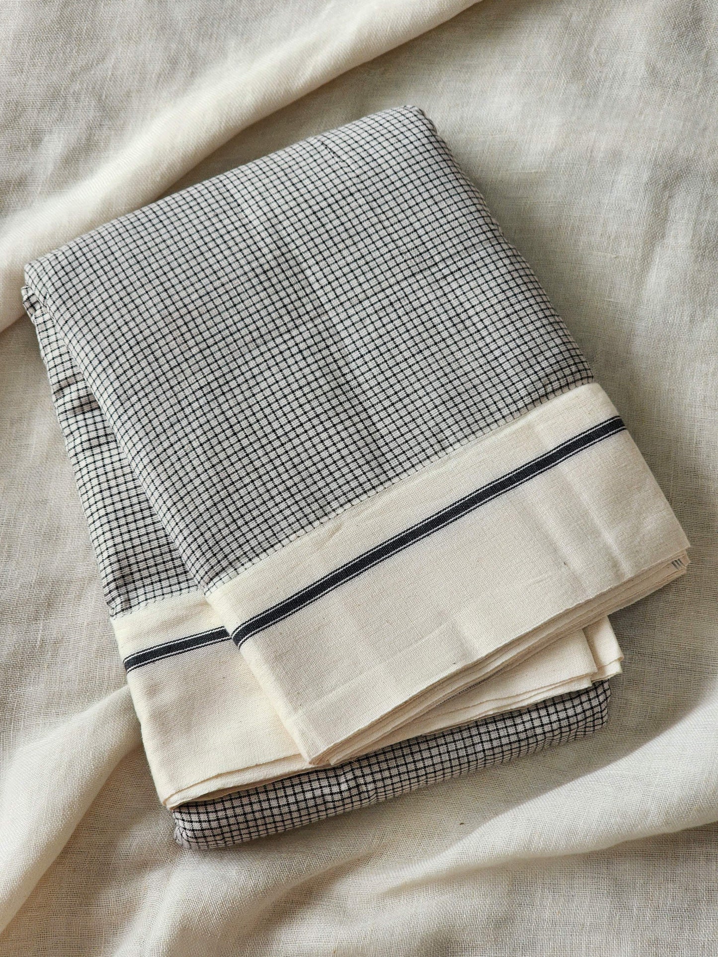 White patteda anchu cotton saree