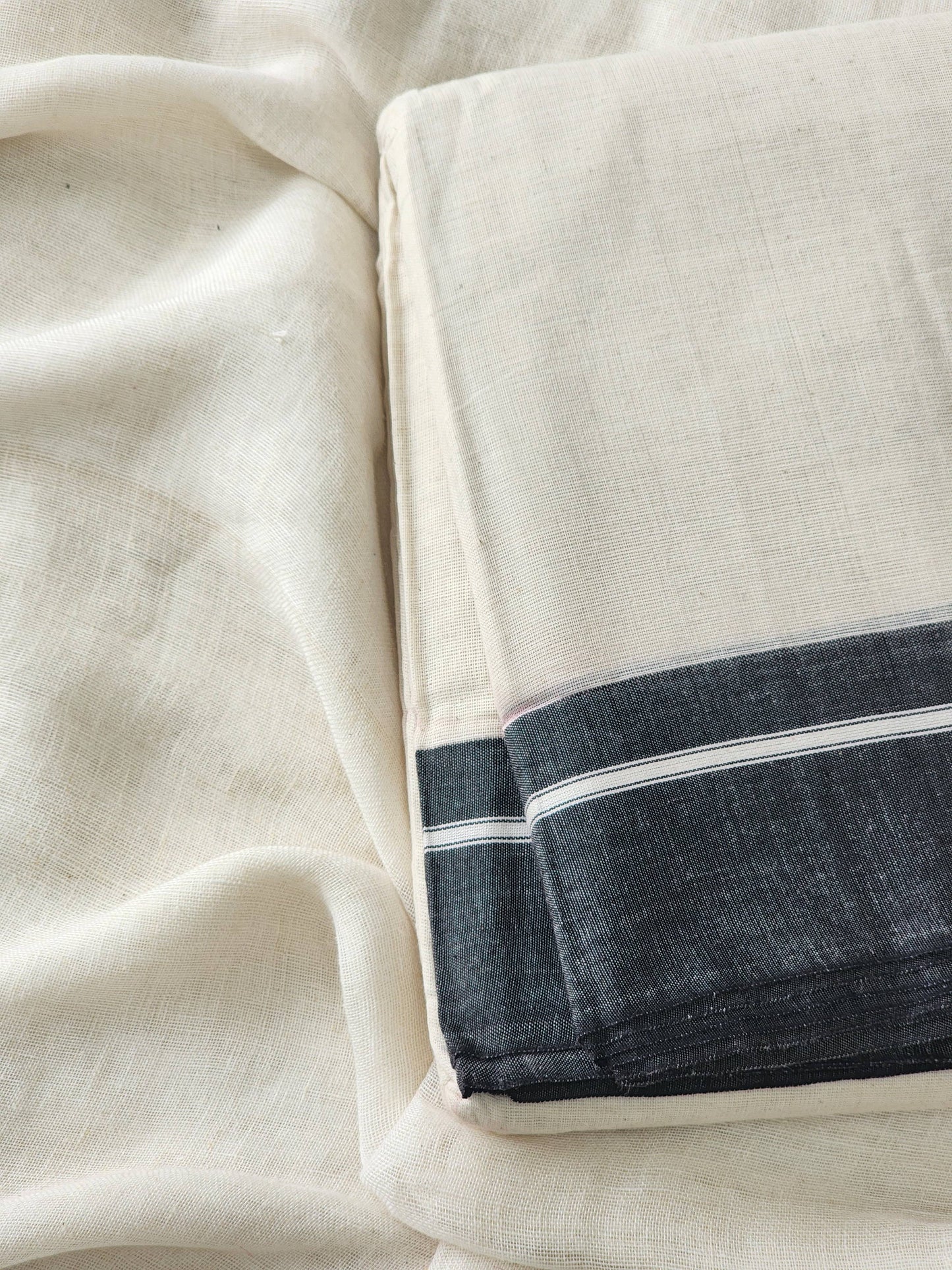 White patteda anchu cotton saree