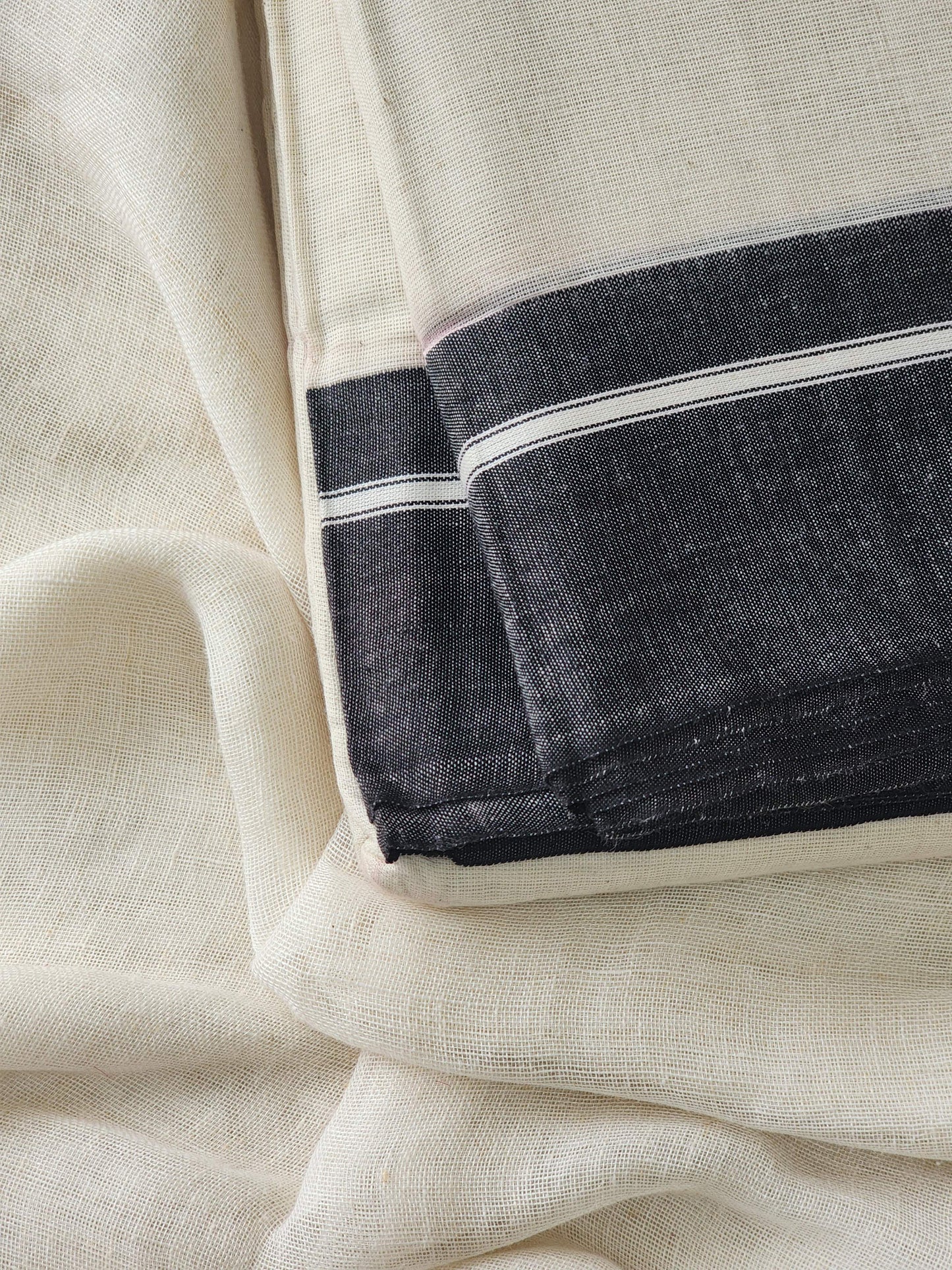 White patteda anchu cotton saree