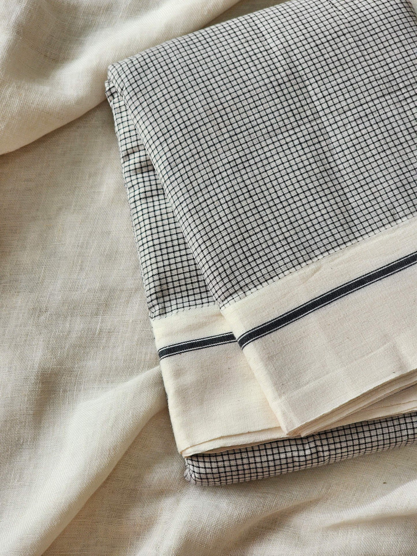 White patteda anchu cotton saree
